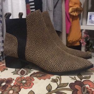 Leopard ankle boots 7.5 low heel like new